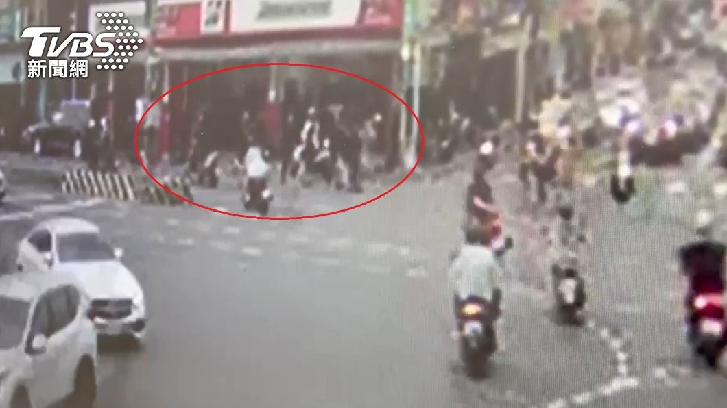 路口監視器拍下雙方在馬路旁爆發爭執。（圖／TVBS）