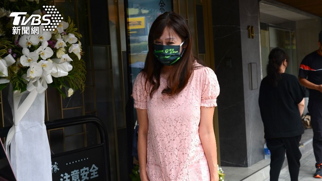 台北市議員許淑華身穿粉色蕾絲洋裝到告別式現場。（圖／許方正攝）