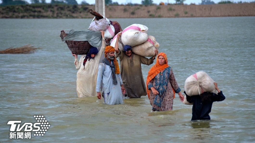 南亞國家巴基斯坦正面臨今年的第８個季風雨週期，暴雨和洪水已造成至少900人罹難，包含326名孩童。（圖／達志影像美聯社）