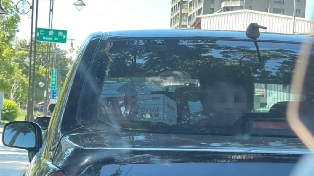 原PO拍下獨自一人坐在前車內的男童。（圖／翻攝自爆怨公社）