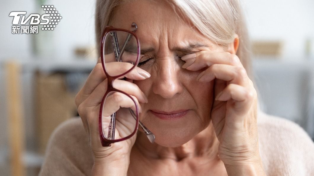 用眼過度恐導致眼球老化。（示意圖，非當事人／shutterstock達志影像）