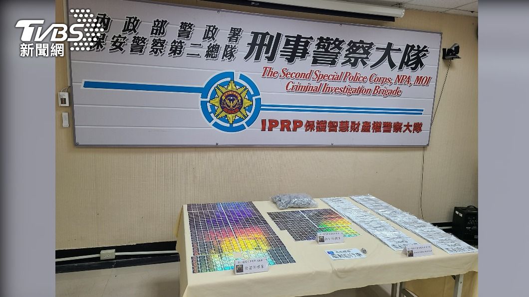 警方查扣大批仿造的合格標章貼紙。（圖／TVBS）