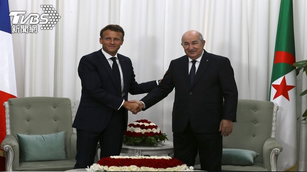 法國總統馬克洪25日90人訪問團，大陣仗出訪阿爾及利亞。(圖 / AP)