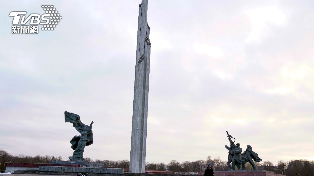 拉脫維亞拆除勝利公園中的蘇聯紀念碑。（圖／達志影像美聯社）