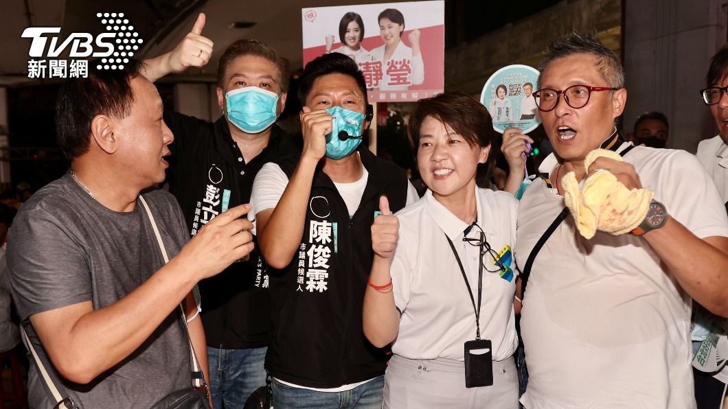 台北市長參選人黃珊珊（右2）出席計程車工會餐會。（圖／中央社）