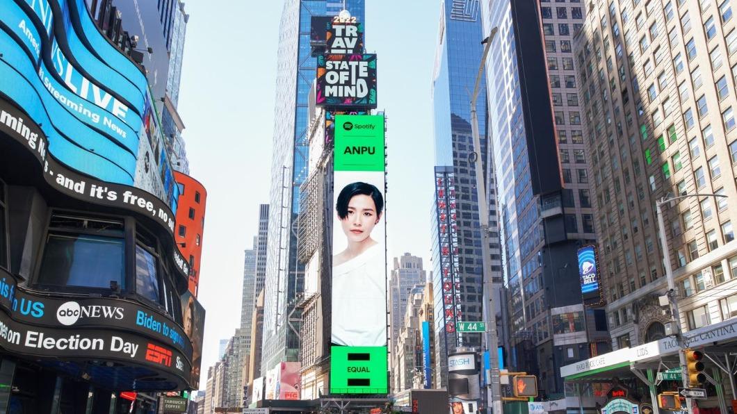 安溥登上美國紐約時代廣場的巨型LED屏幕。（圖／聯成娛樂提供）