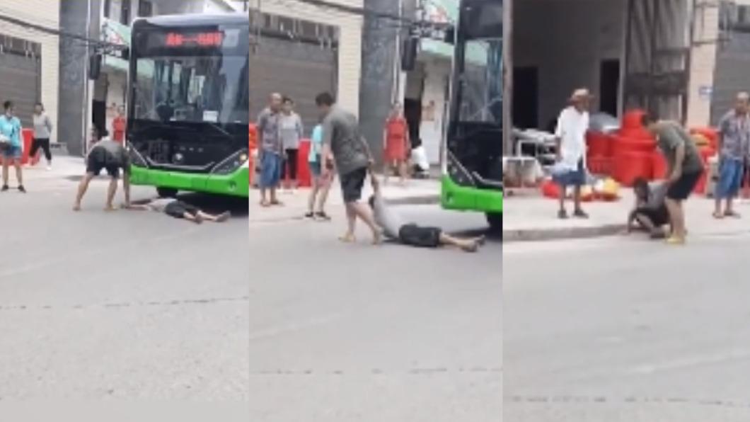 男子躺在地上裝死，結果被後方的路人拖走。（圖／翻攝自微博 @猫头鹰视频）