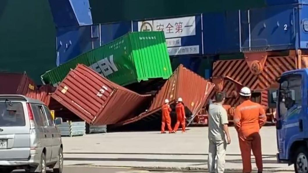 台北港發生貨櫃掉落意外。（圖／翻攝自記者爆料網）
