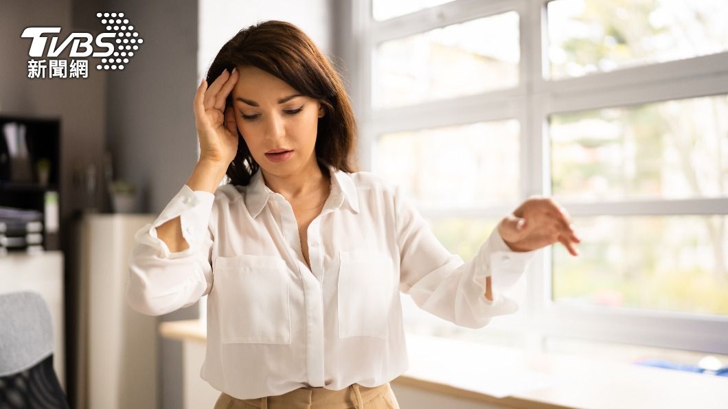 醫師提醒頭暈可能是中風或是其他疾病的前兆。（示意圖／shutterstock達志影像）