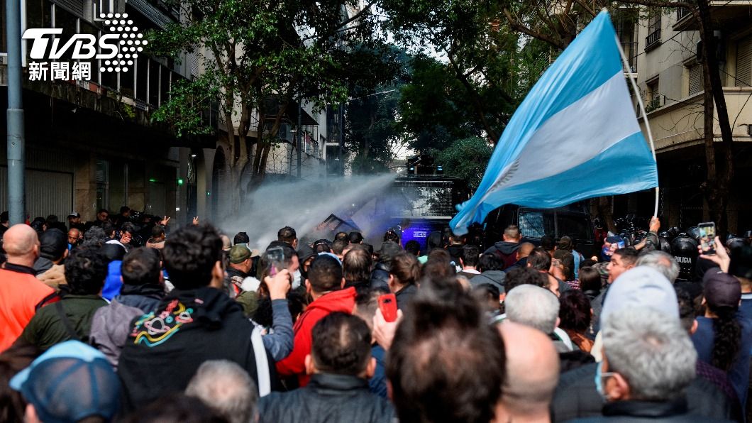 阿根廷副總統涉嫌貪污，警民昨在她家門口爆發衝突。（圖／達志影像路透社）