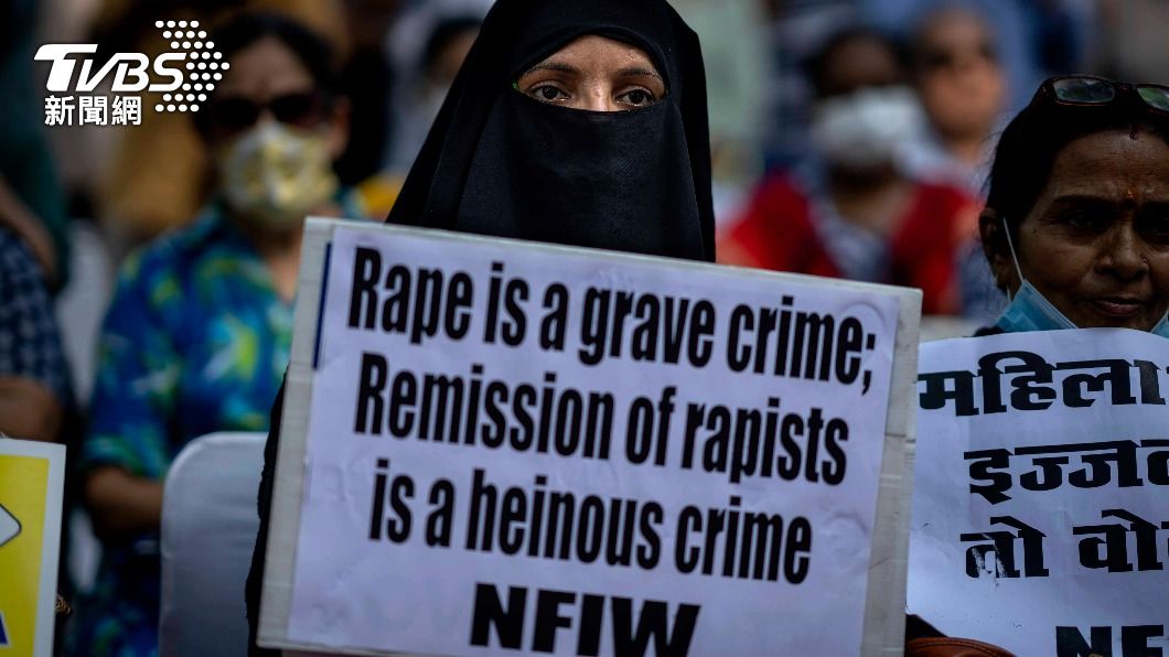 印度在獨立75周年讓11名強暴犯重獲自由，引發大批女性上街抗議。（圖／達志影像美聯社）