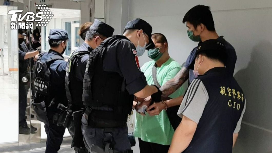3名通緝犯在機場被上銬。（圖／TVBS） 16人從「KK園區」回國　3通緝犯疑人蛇幹部遭上銬