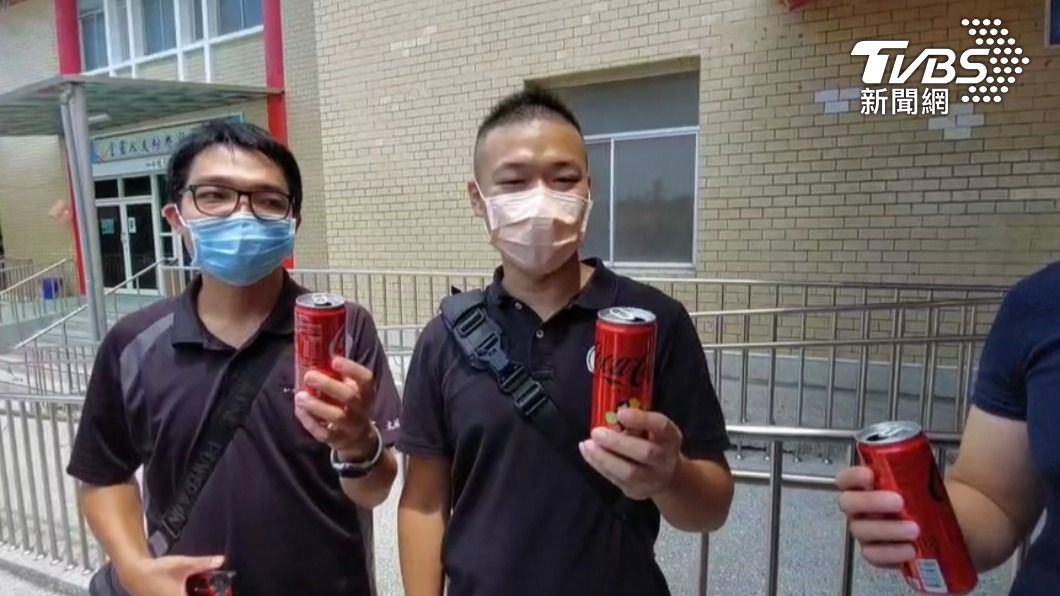 送凃明誠最後一程，同學帶可樂乾杯。（圖／TVBS）