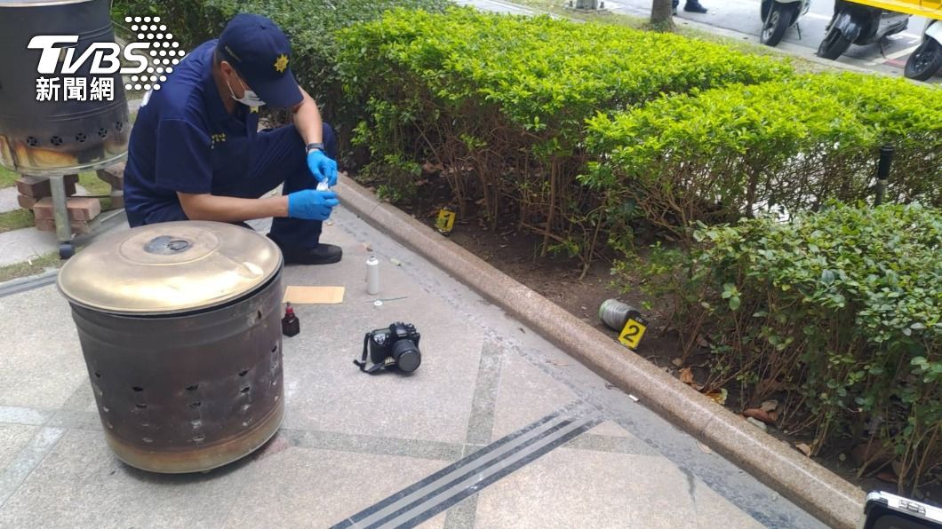 警方在花圃找到兩個可疑寶特瓶。（圖／TVBS）