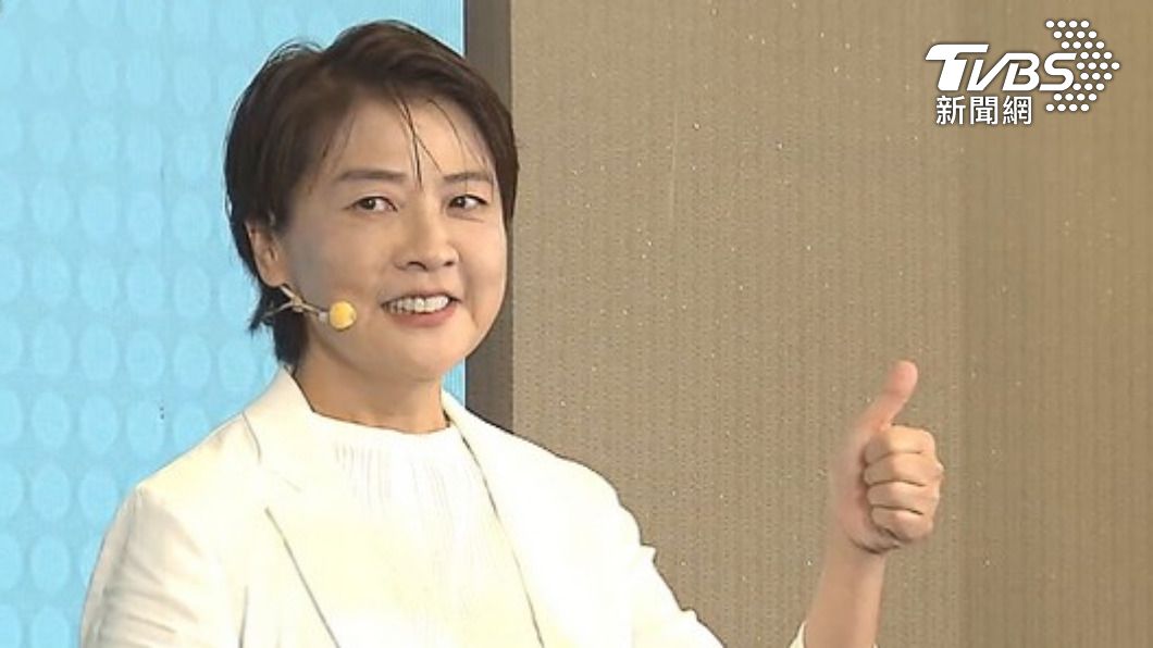 黃珊珊一襲白西裝宣布參選台北市長。（圖／TVBS）
