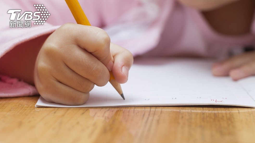 大陸一名女童作業沒寫完遭媽媽責罵。（示意圖／shutterstock 達志影像）