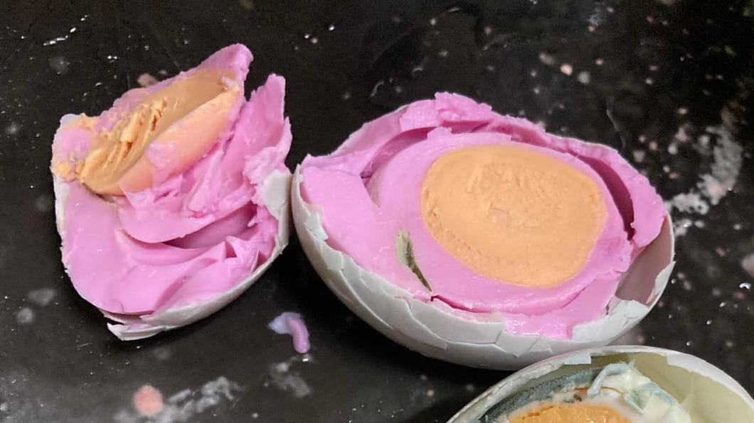 網友發現有粉紅鹹蛋。（圖／翻攝自爆廢公社）