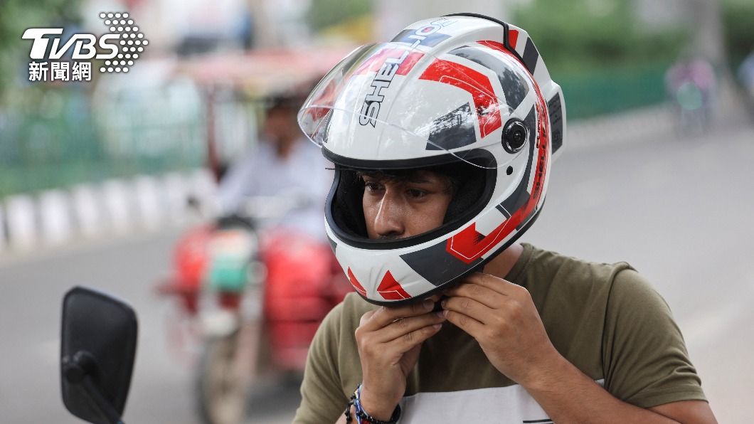 名為印度防空汙神器的安全帽，因為售價過高、重量太重，造成2019年推出後名氣並不高。（圖/達志影像路透社）