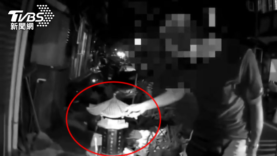 男子偷走店家香爐遭警方逮捕。（圖／TVBS）