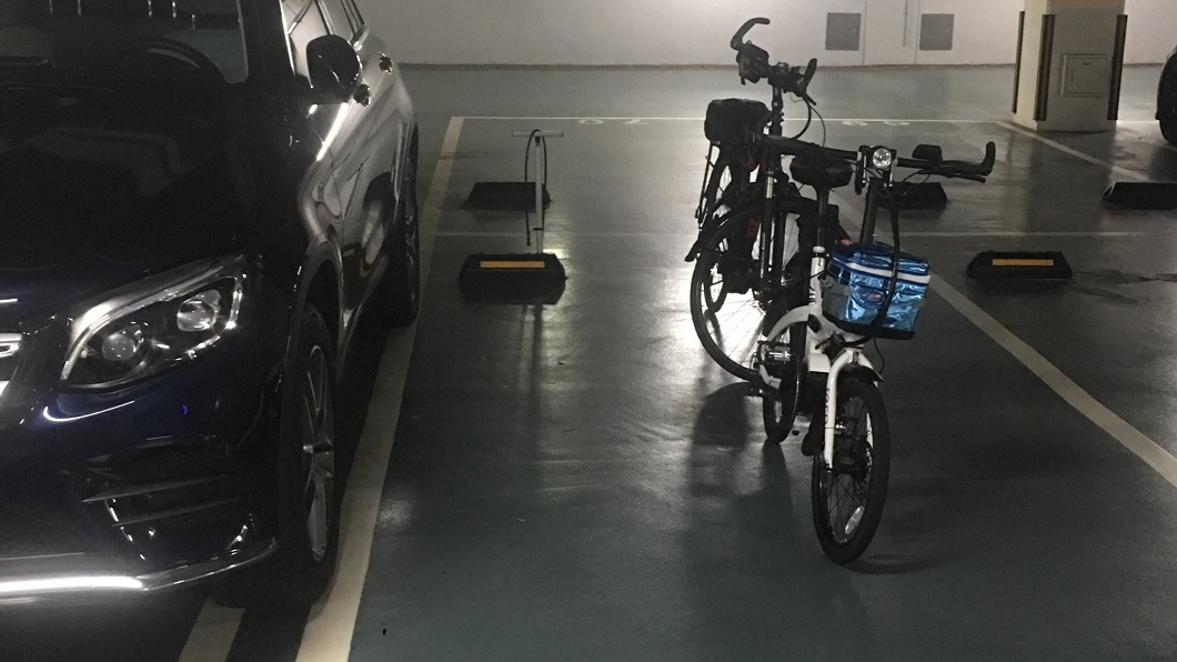 有網友分享鄰居買兩個停車位其中一格拿來停腳踏車讓他直呼有錢真好。（圖／翻攝自爆廢公社）