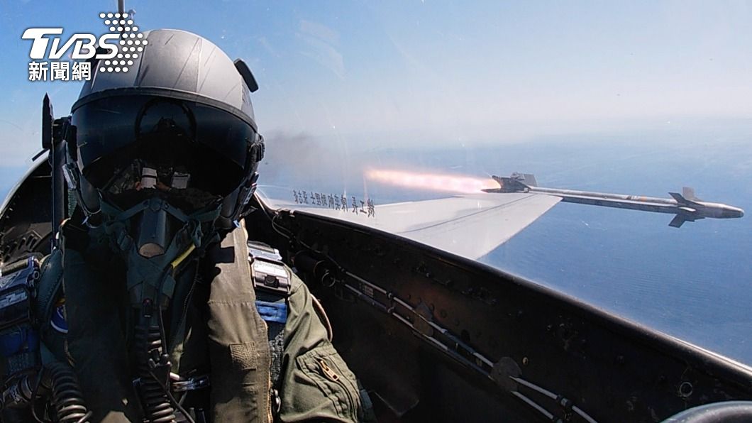 我國F-16戰機在漢光演習發射響尾蛇飛彈攻擊假想目標。（圖/達志影像美聯社）