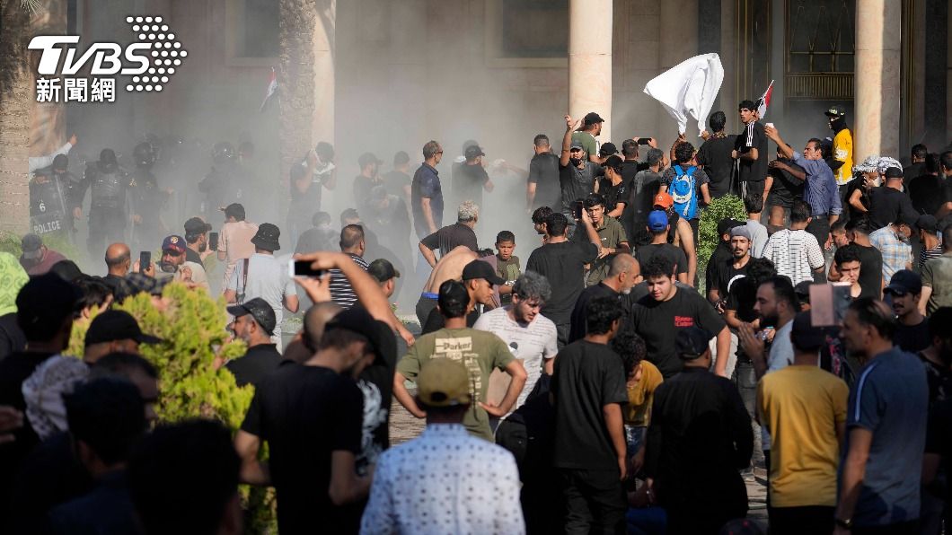 示威人群闖進政府大樓，安全部隊人員發射催淚彈驅離。（圖／達志影像美聯社）