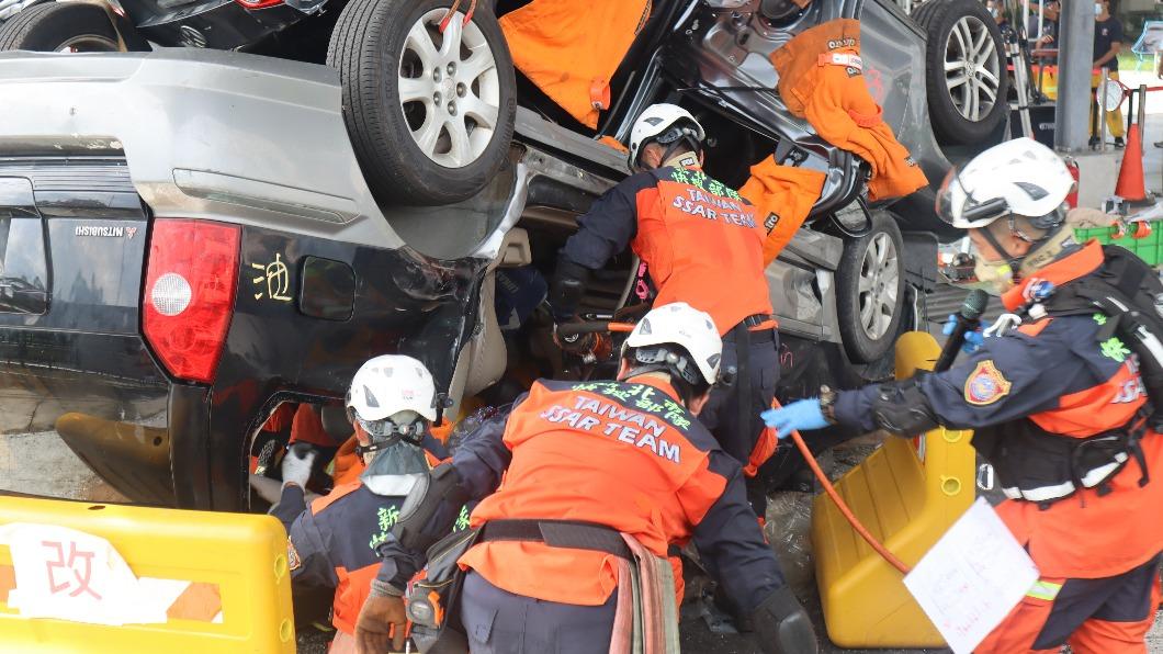 新北市消防局在車禍救援挑戰賽中全力以赴。（圖／TVBS）