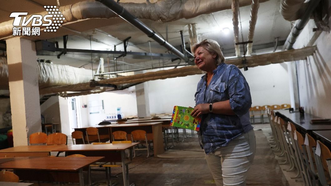 烏克蘭各地學校在近日緊急增設防空洞，將地下室打造成教室，讓學生能夠安心回學校實體上課。（圖／達志影像美聯社）