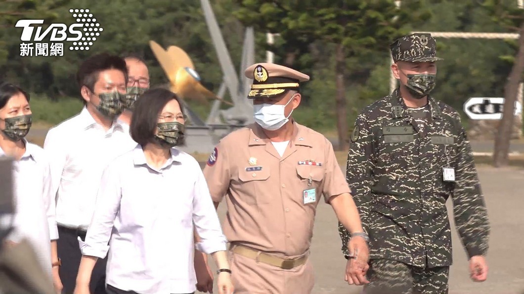 總統蔡英文向陸海空三軍加油打氣。（圖／TVBS）