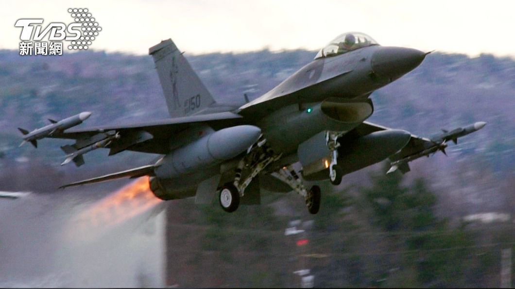 掛載響尾蛇飛彈升空的F-16戰機。（圖/達志影像美聯社）