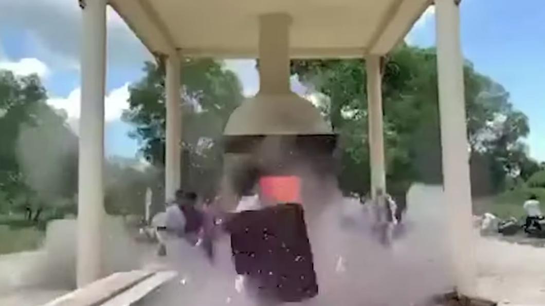 火化爐突然爆炸，鋼門砸中鴻森。（圖／翻攝自「6IX WORLD NEWS」YouTube）