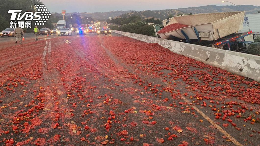 事故路段全被番茄覆蓋，隔著螢幕也彷彿可以聞到酸味。（圖／達志影像美聯社）