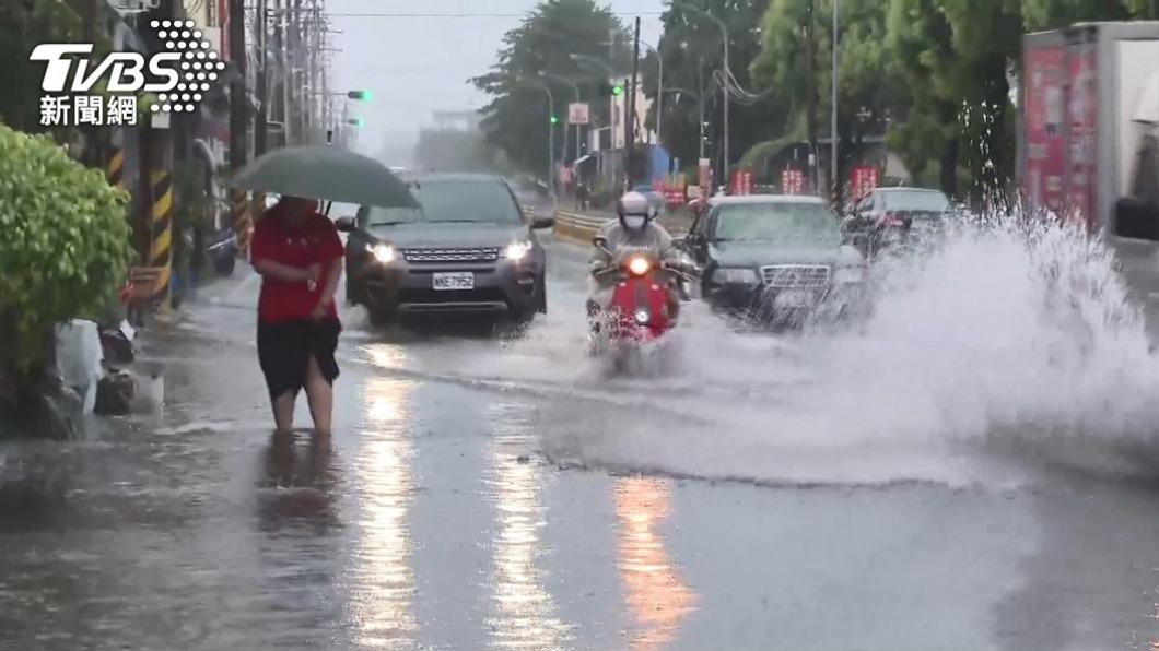 強颱軒嵐諾來襲，是否放颱風假，氣象局給答案。（示意圖／TVBS資料照）