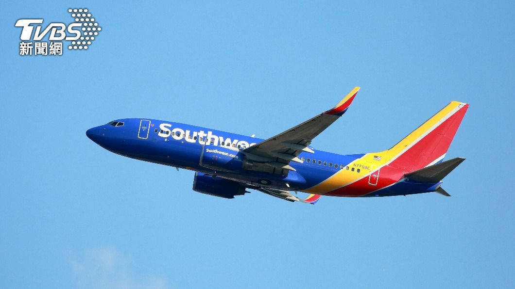 一名美國西南航空（Southwest Airline）的機長，在飛航途中不斷收到乘客傳送的裸照，不堪其擾廣播要求停手。（示意圖／shutterstock 達志影像）