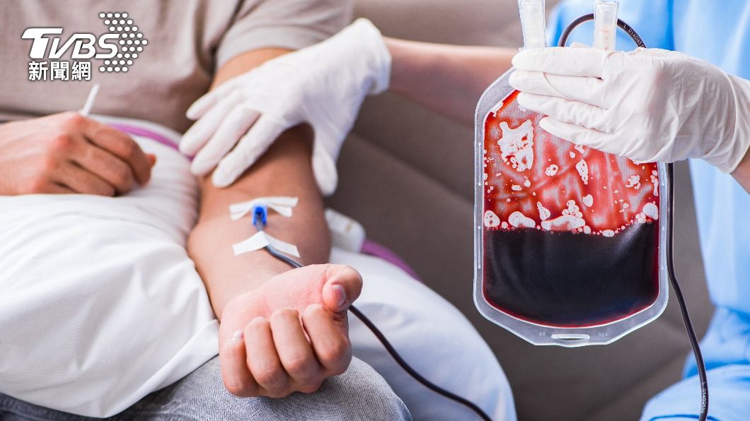 一名老翁嚴重貧血，緊急輸血9袋仍改善有限。（示意圖，非當事人／shutterstock達志影像）