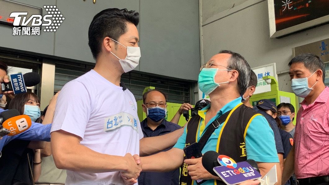 國民黨台北市長參選人蔣萬安登記參選，遇上陳情男子。（圖／TVBS）