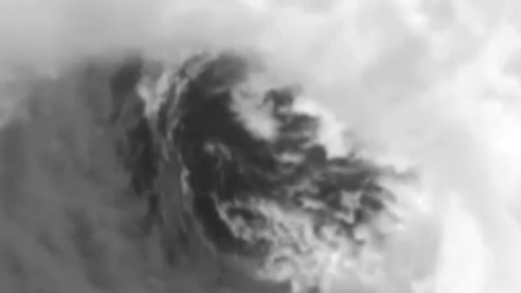日媒《NHK》今（1）日公布從宇宙拍攝的人工衛星影像圖，可見「軒嵐諾」颱風眼周圍被如銅牆鐵壁般的雲牆包圍。（圖／翻攝自NHK）