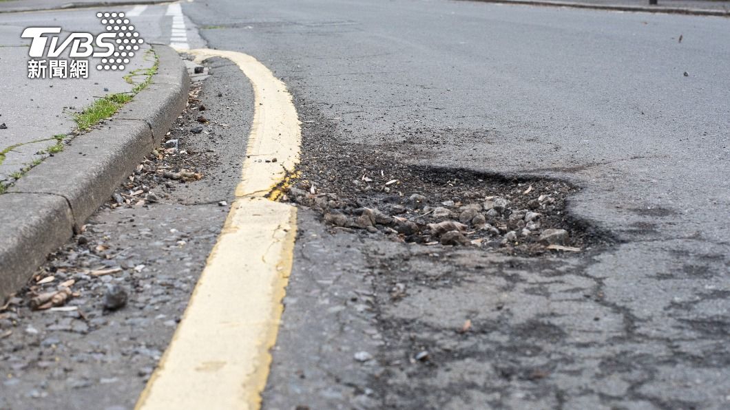 俄羅斯實施「瀝青出口禁運」導致英國道路維修成本飆升，馬路上的坑洞需耗費更大成本修補。（圖／翻攝自每日郵報）