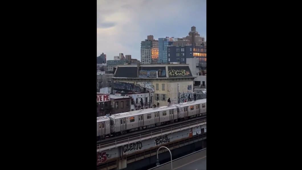 紐約民眾拍攝多位青少年爬上地鐵車廂「衝浪」的危險行為。（圖/翻攝自推特影片）