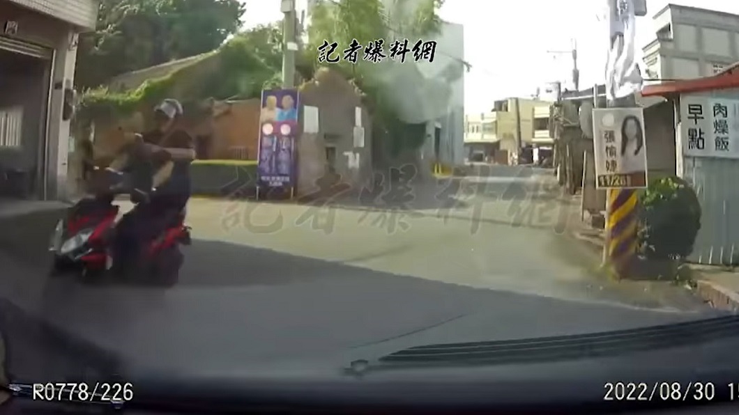 彰化縣日前有民眾開車行經一處路段時目擊超驚險一幕。（圖／翻攝自臉書社團「記者爆料網」）