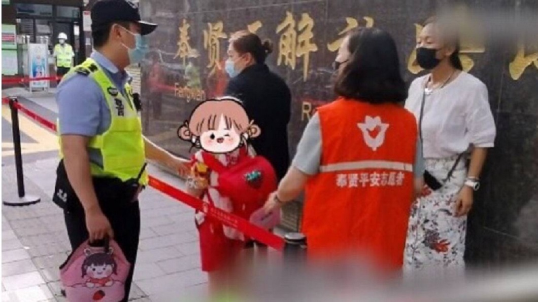 大陸上海一名天兵父親把小一女兒送錯學校了。（圖／翻攝自網易新聞）