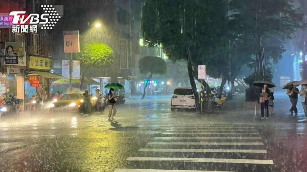 受到颱風軒嵐諾及外圍環流影響，易有短延時強降雨。（示意圖／TVBS資料照）