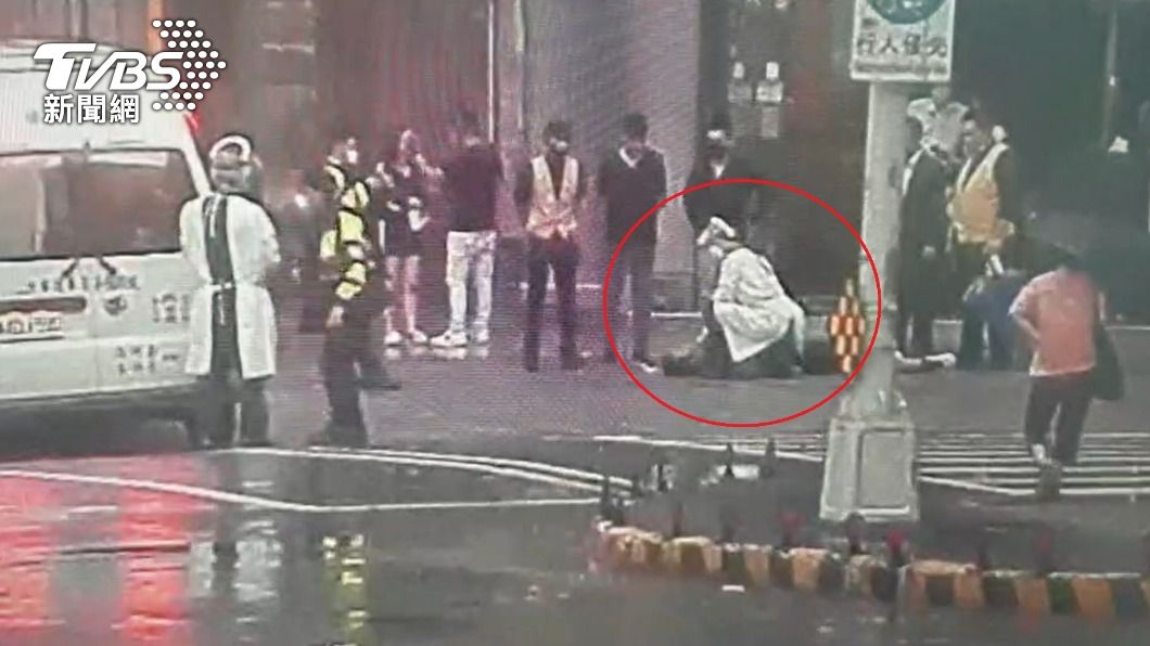 台北市忠孝東路一間酒店驚傳酒客衝突，1名男子遭砍殺送醫不治。（圖／TVBS）