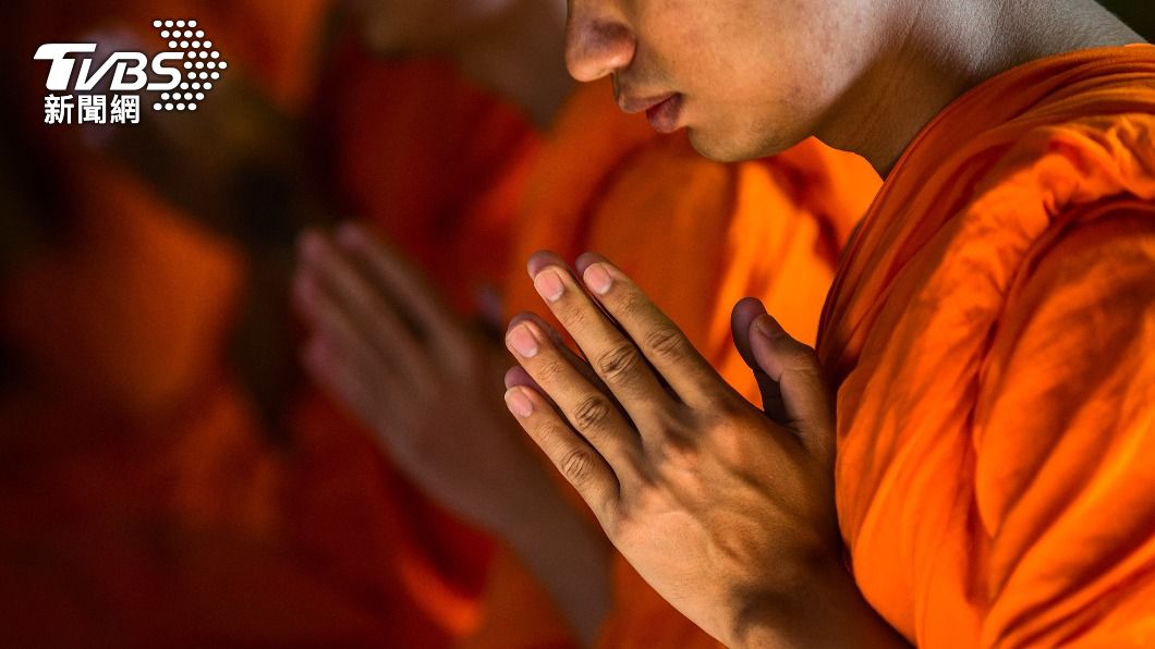 泰國清萊府一座寺廟，邀請健身教練指導僧侶使用健身器材。（示意圖，非當事人／shutterstock達志影像）