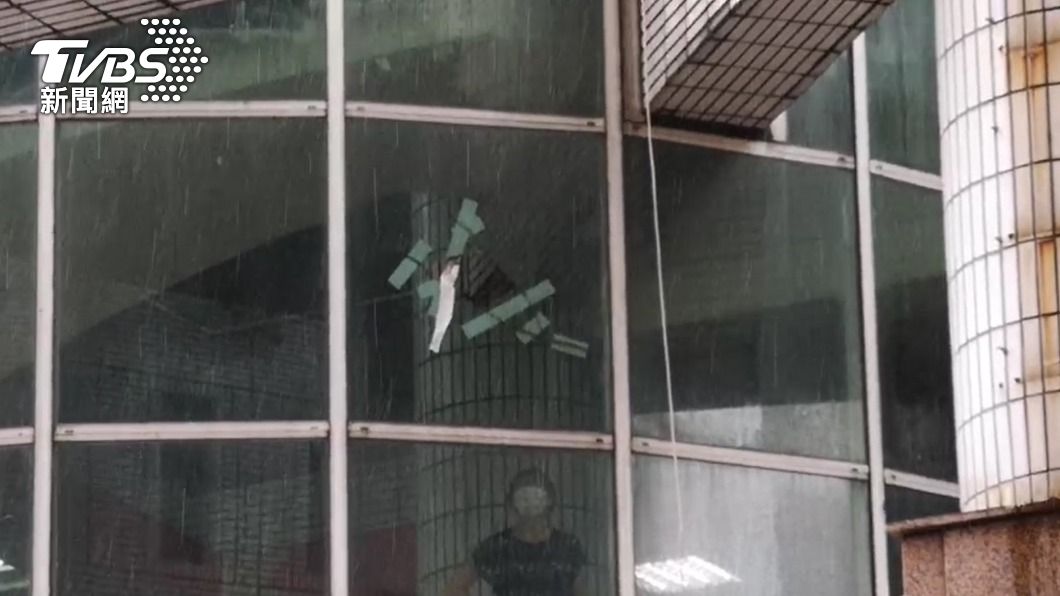 大樓玻璃疑因風雨太大突破裂。（圖／TVBS）
