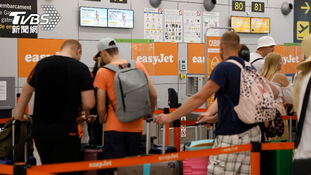 乘客正在易捷航空櫃台進行登機程序。（圖/達志影像美聯社）