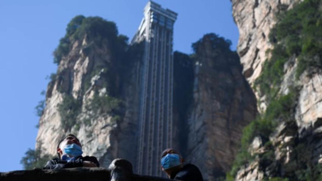 中國大陸湖南張家界市的「百龍天梯」（Bailong Elevator），保有３項金氏世界紀錄。（圖／翻攝自CNN）