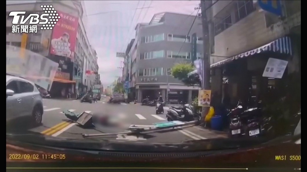 員林市一名女子因軒嵐諾颱風遭交通號誌砸傷。（圖／TVBS）