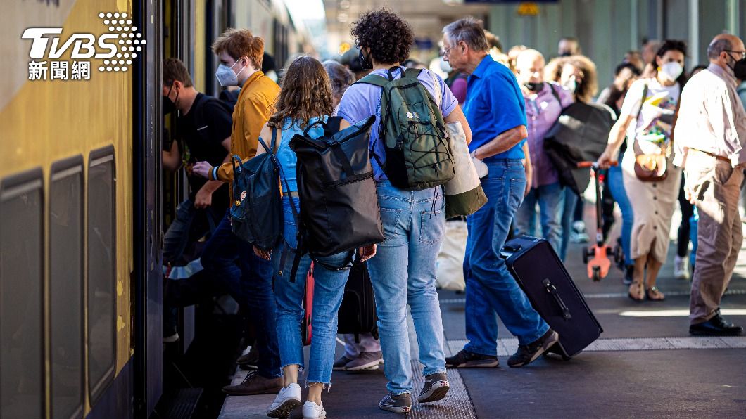 9歐月票推行後，搭乘火車旅遊的人大幅增加。（圖／達志影像美聯社）