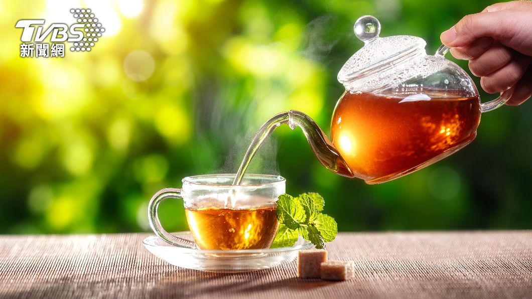紅茶和綠茶都來自於山茶科植物，它們的區別在於採摘後的加工方式不同。（示意圖／shutterstock達志影像）